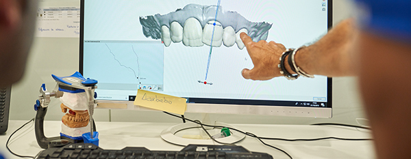 Monitor de trabajo en laboratorio