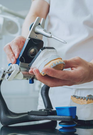 Protésico dental trabajando